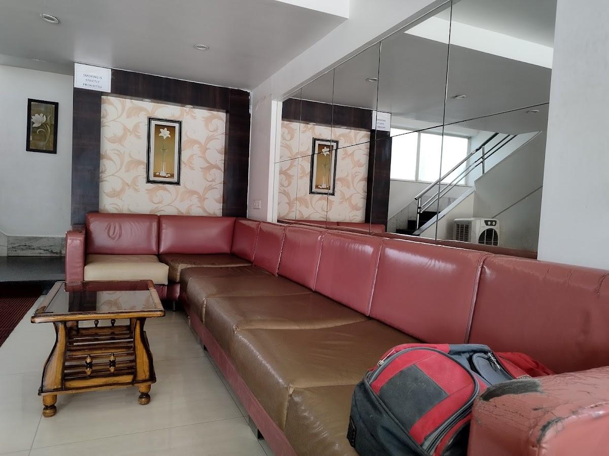 OYO 4448 Hotel Suresh Plaza – photo 2