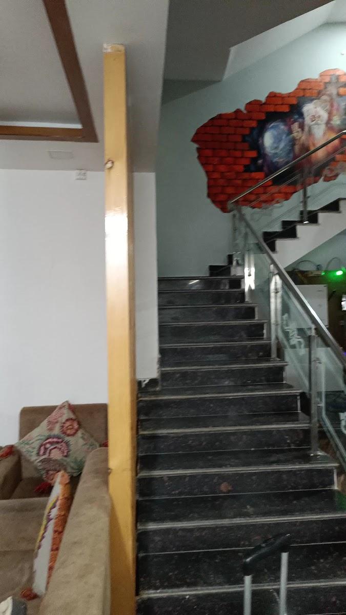 Madpackers Rishikesh Laxman Jhula – photo 2