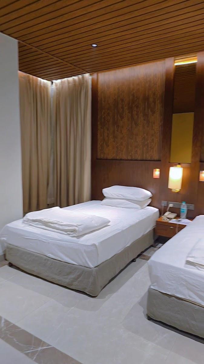 The Golden Tree Hotel – photo 4