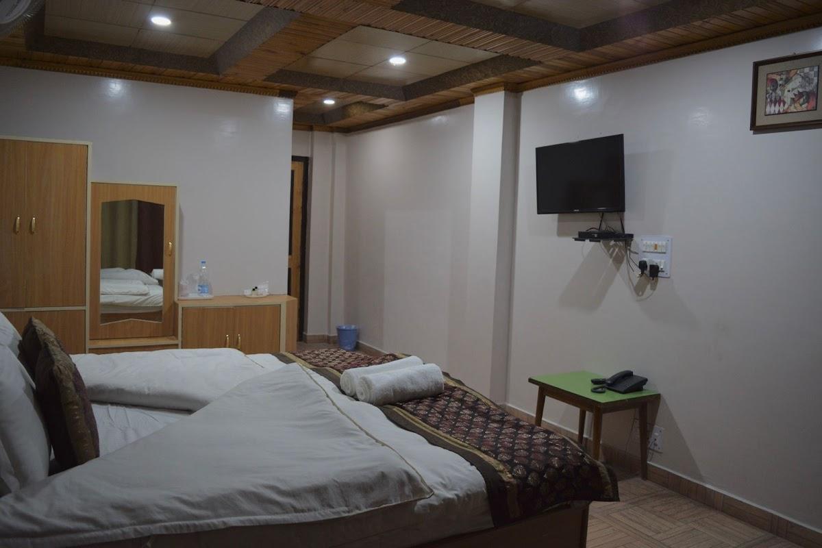Hotel Kurmanchal – photo 4