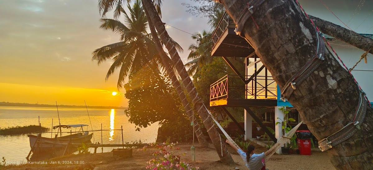 Coastal Breeze Home stay & Backwater Boating