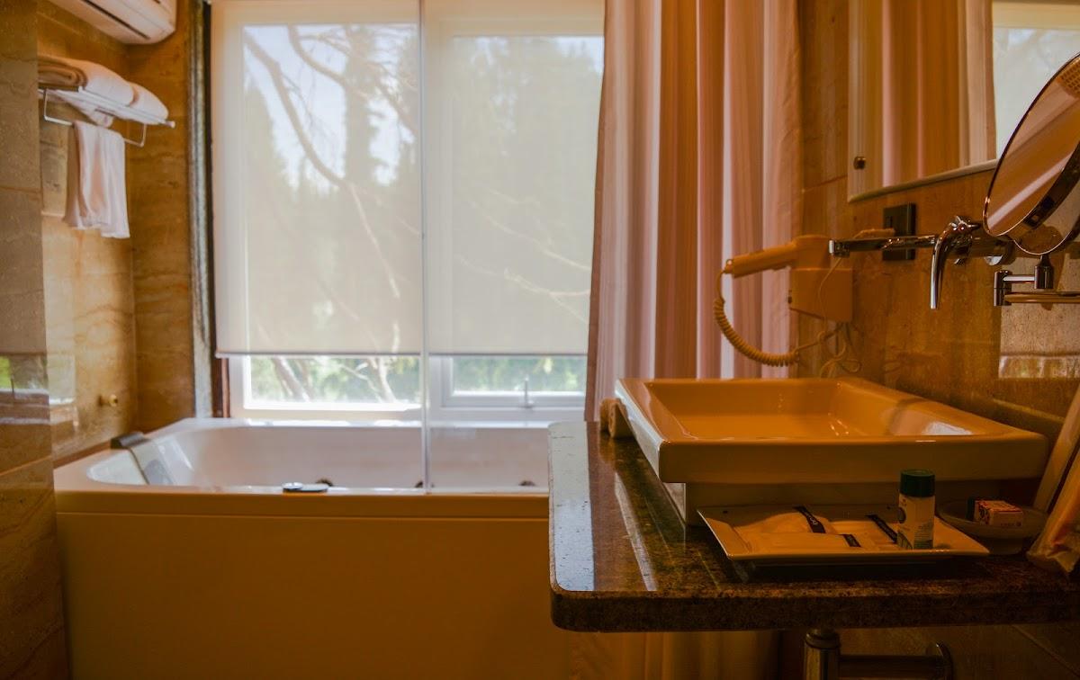 Rosewood Hut/Hotel – photo 4