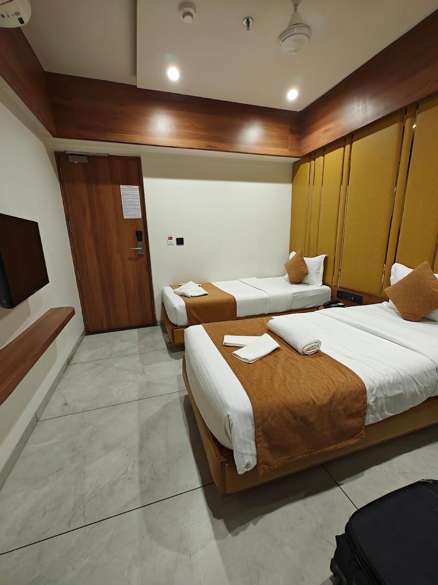 HOTEL PLENTEOUS INN ( ROOMS & BANQUET ) – photo 4