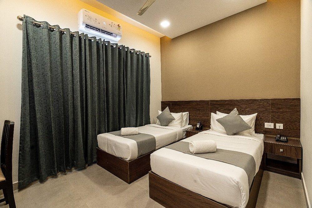 Saravana Grand Suites – photo 4