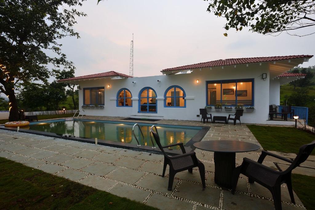 1517 Greek House By Kaz Stays | 3 BHK Villa in Igatpuri for Rent – photo 1