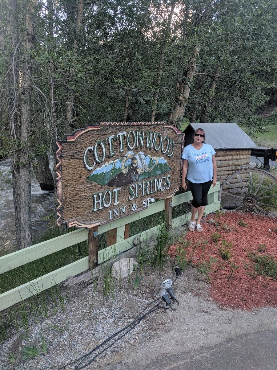 Cottonwood Hot Springs Inn & Spa – photo 1