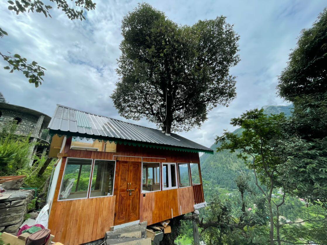 TheWoodenBranch's Jacuzzi Treehouses - Luxury Homestays in Jibhi – photo 1