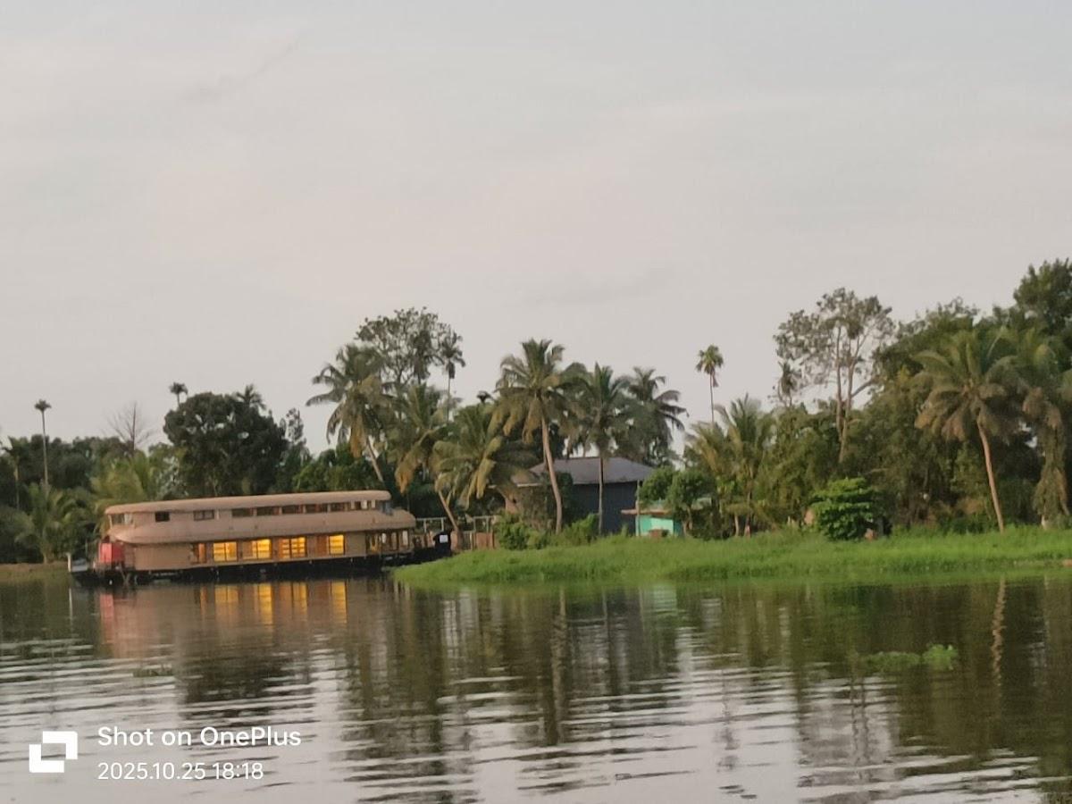 Indiavacationz Houseboat