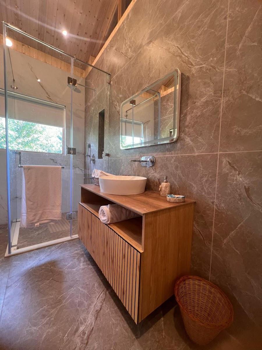 Nigeen Vista Lakeside Chalet – photo 3