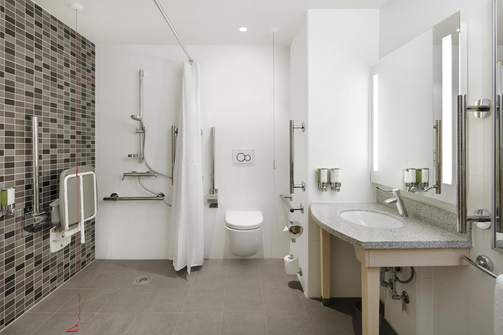 Hampton by Hilton London Excel – photo 3