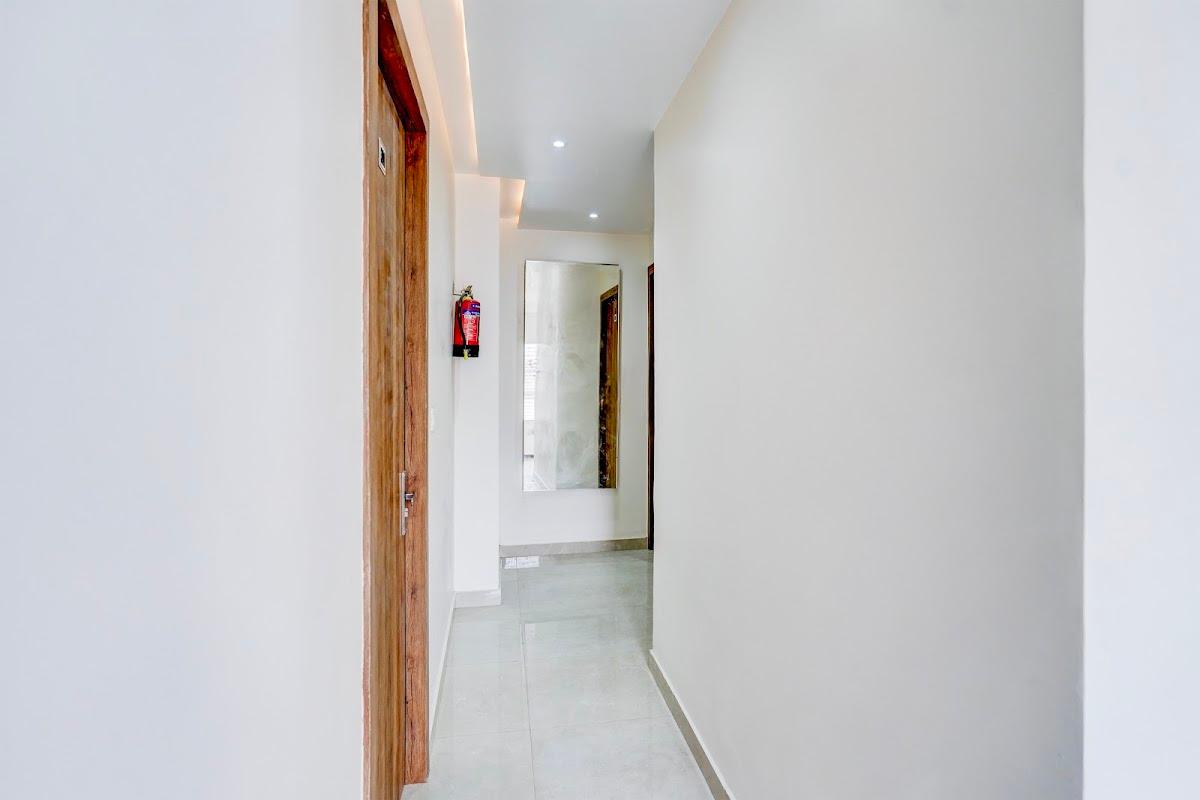 Townhouse by OYO Lahartara Railway Bridge Near Bus Stop – photo 1