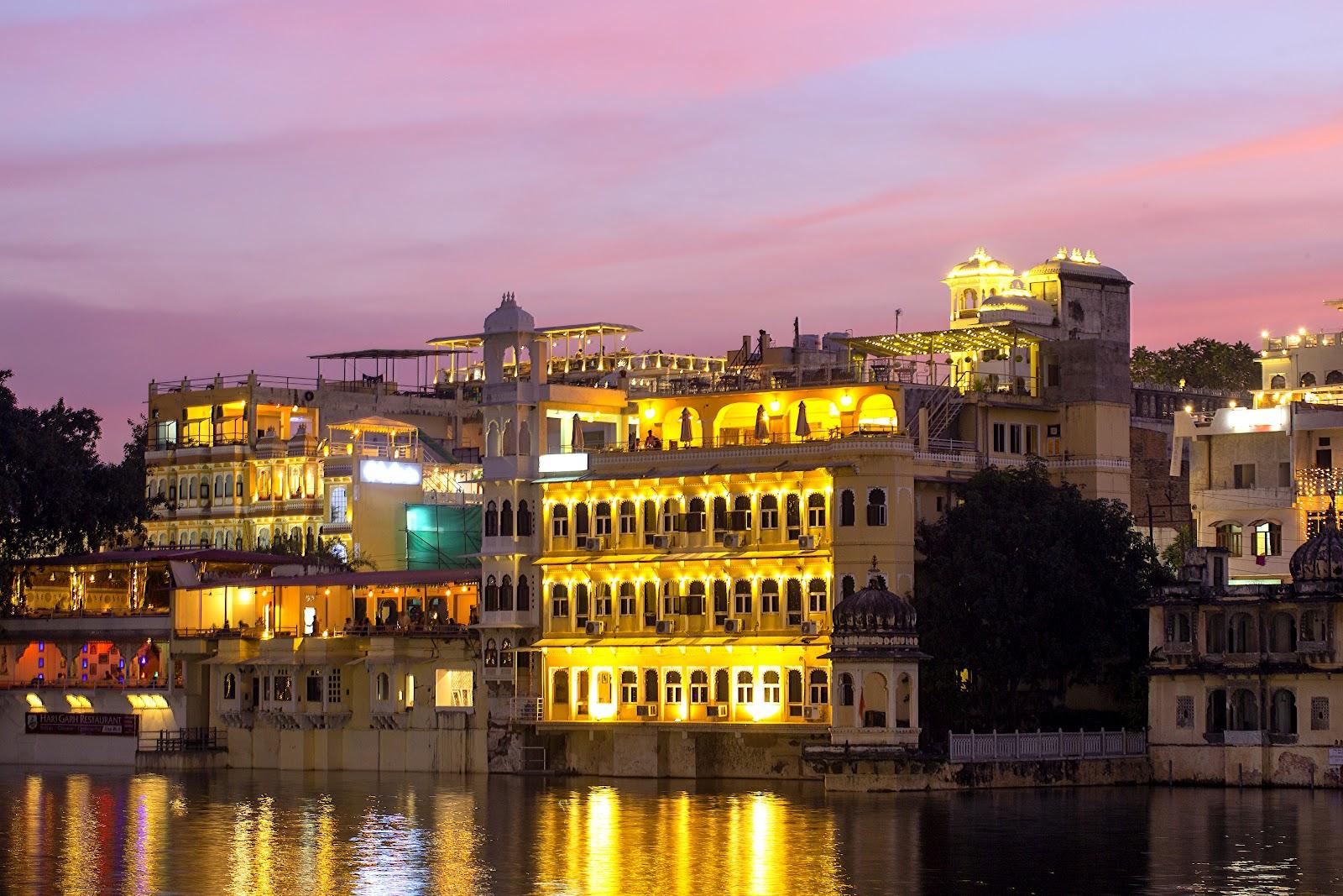 Hotel Sarovar on Pichola - A Boutique Lake Facing Hotel On Lake Pichola – photo 1