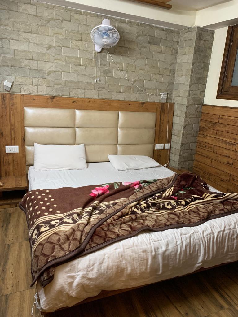 Backwoods B&B Mall Road Shimla (Balcony Rooms) Best Stay in Shimla – photo 3