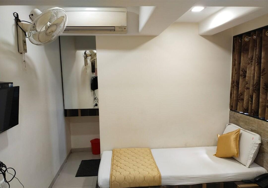 Hotel Honest (5 mins from Borivali Station) – photo 4