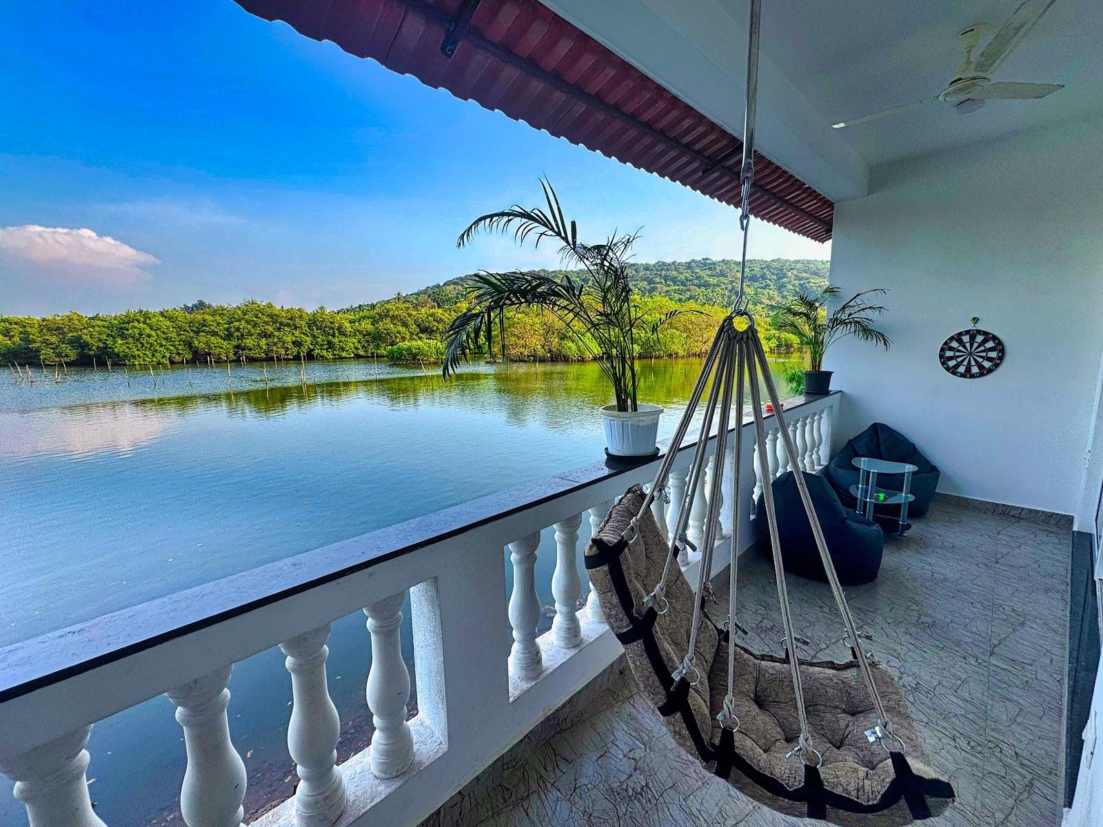 Manocha’s riverfront house – photo 1