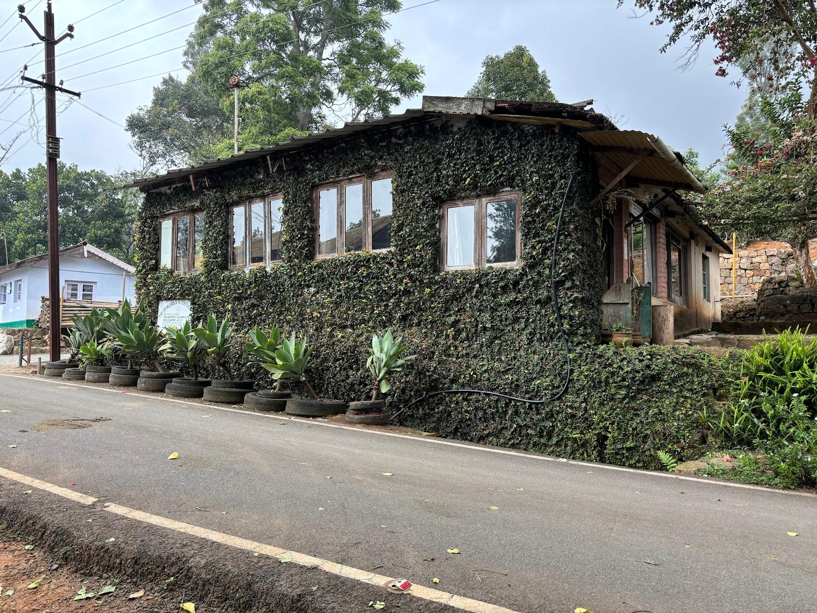 Madhava Rooms - Devashola Homestay