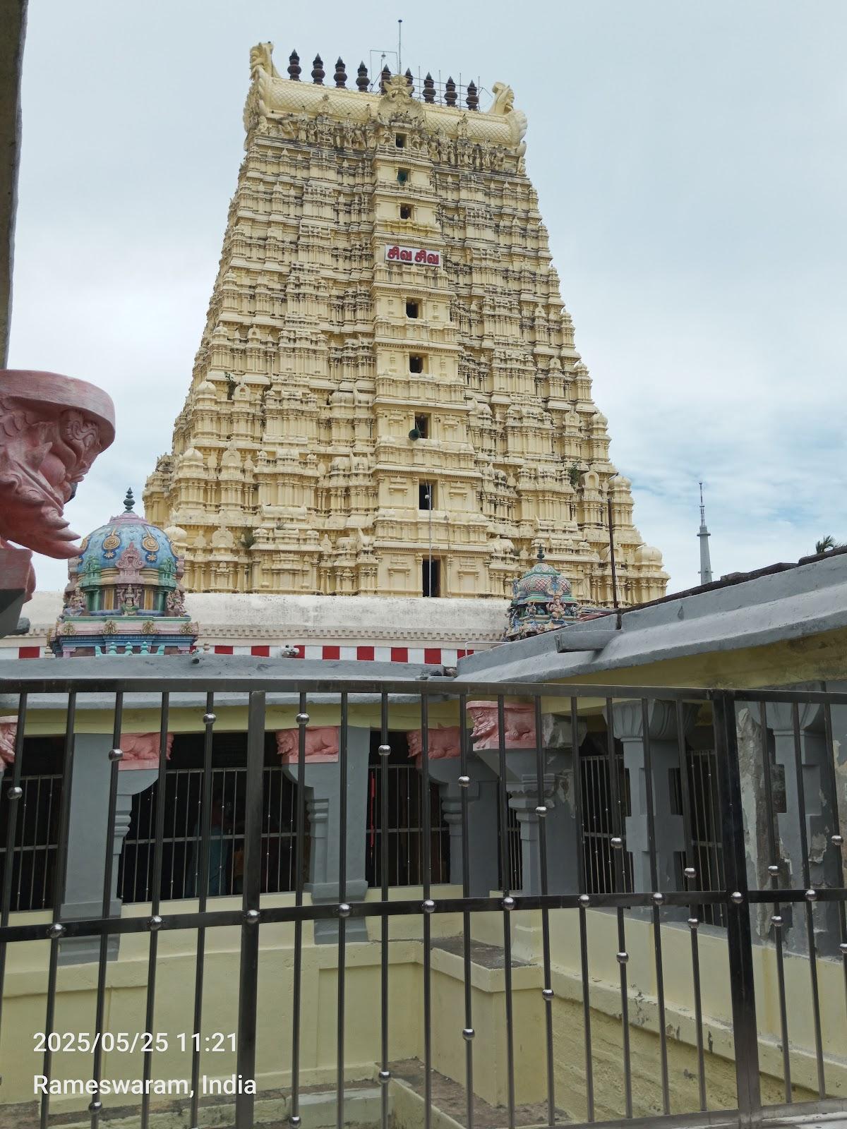 Temple gate – photo 1
