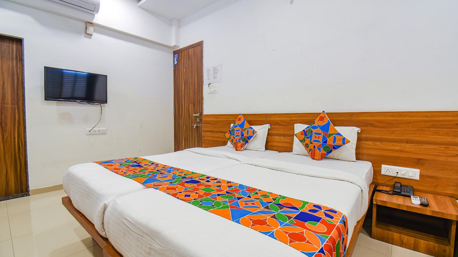 FabHotel The Address - Hotel near Nashik Road railway station – photo 2