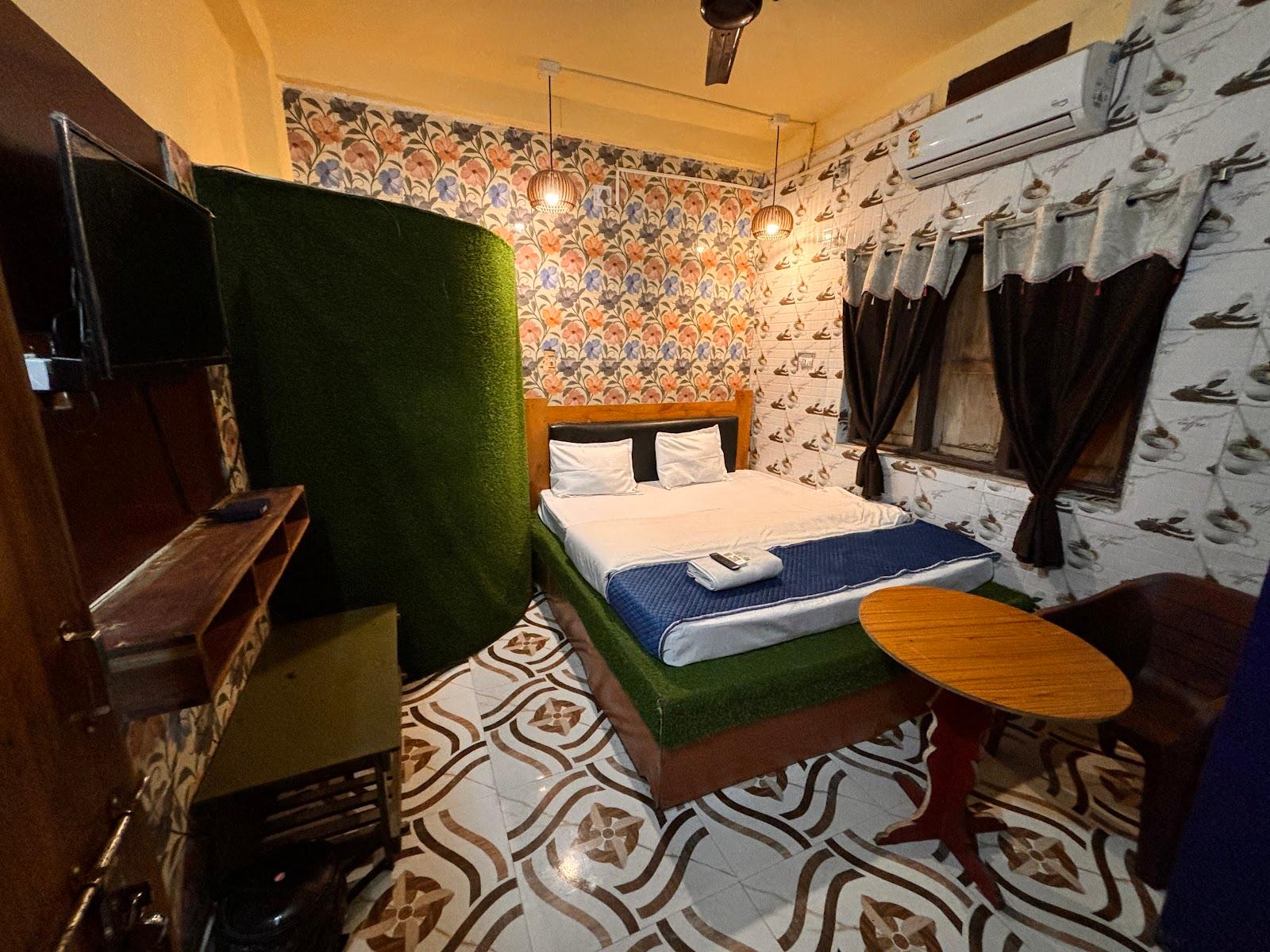 Plush Hotels – photo 1