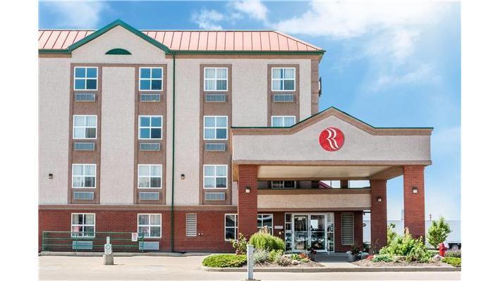 Ramada by Wyndham Sherwood Park – photo 1