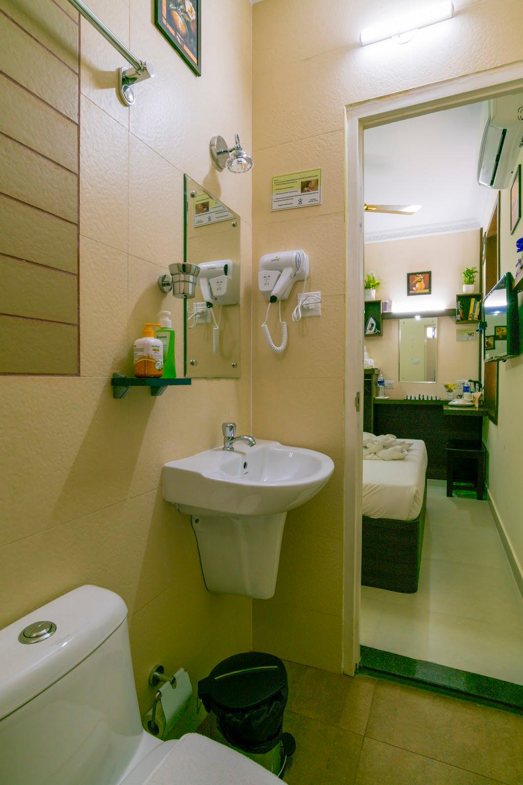 Bluebell Airport Hotel – photo 4