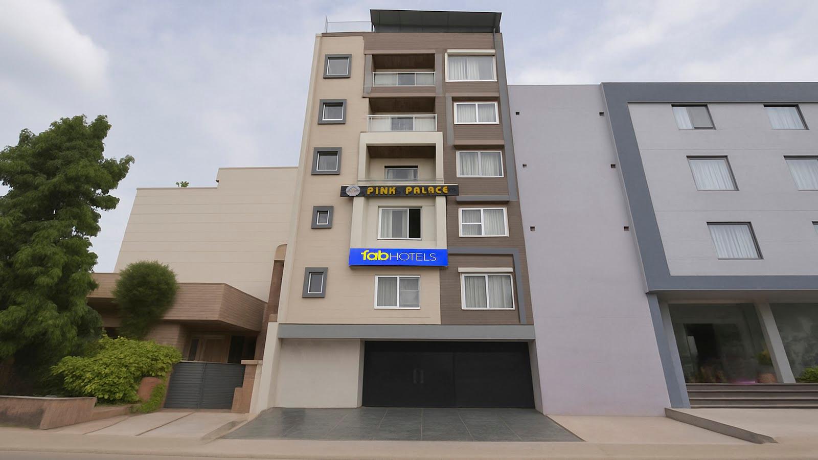 FabHotel Pink Palace - Hotel in Raja Park – photo 1