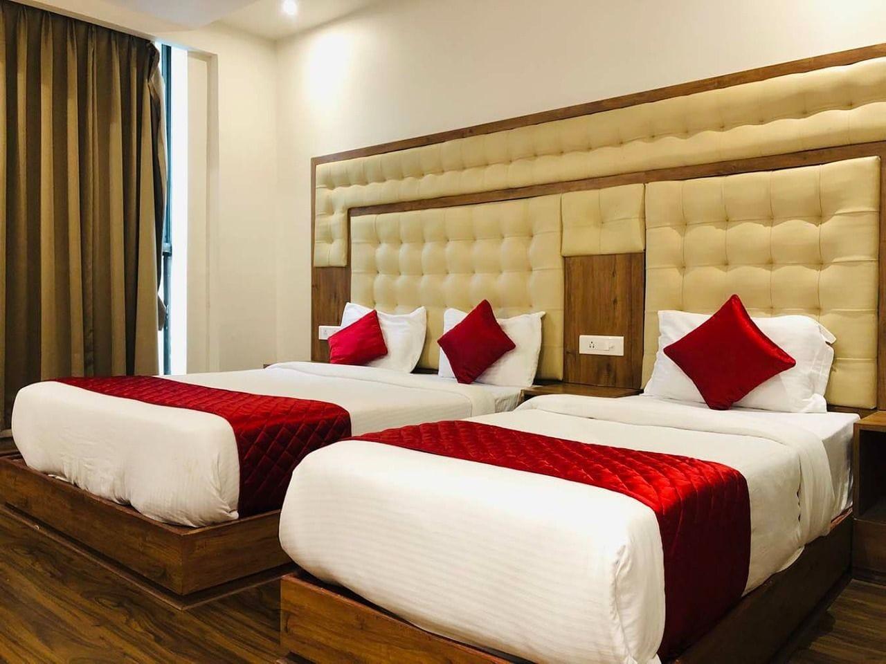 Hotel BKC Crown Near Us Consulate – photo 1