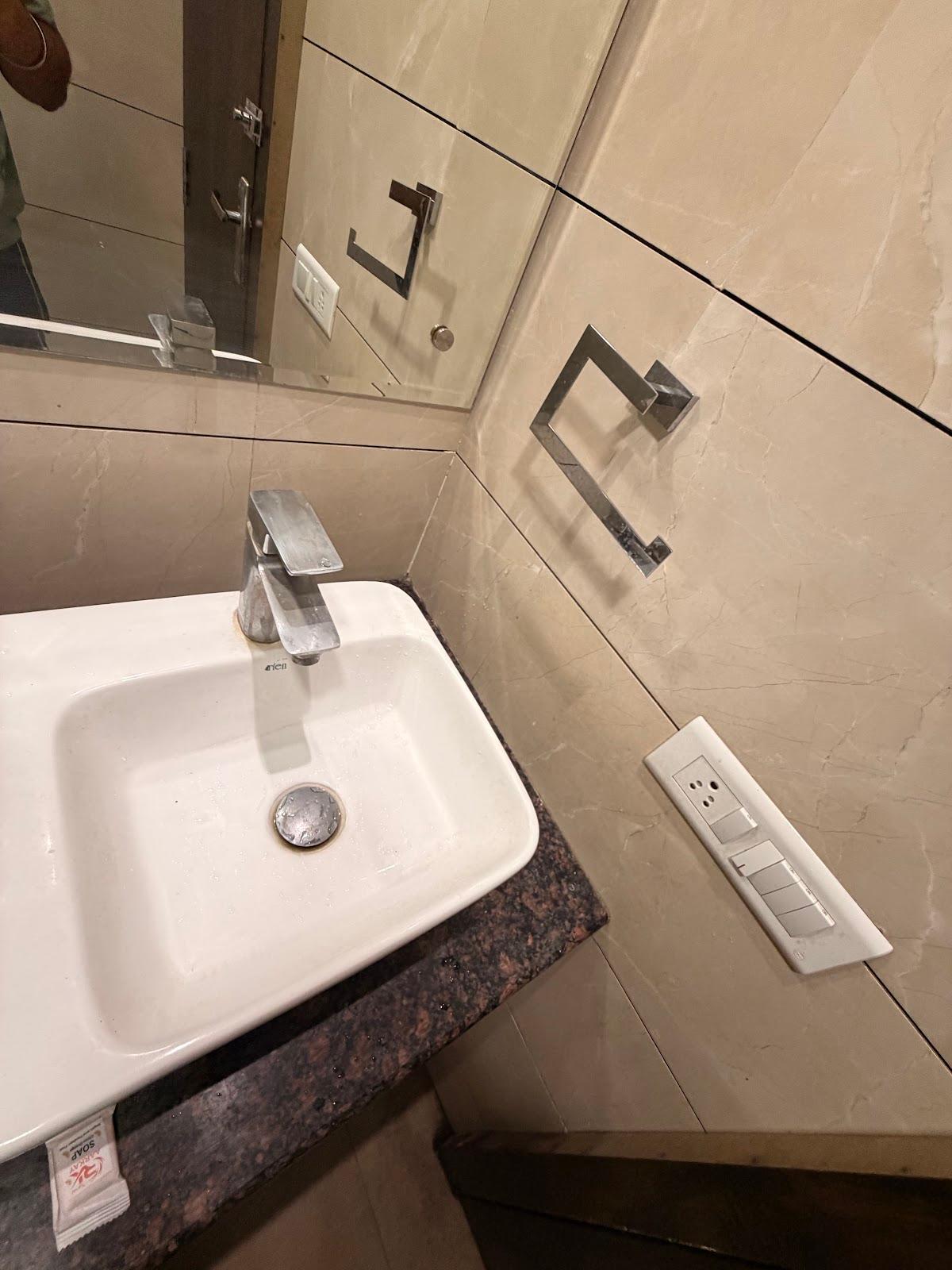 NEW AARKAY INN & SUITES – photo 2