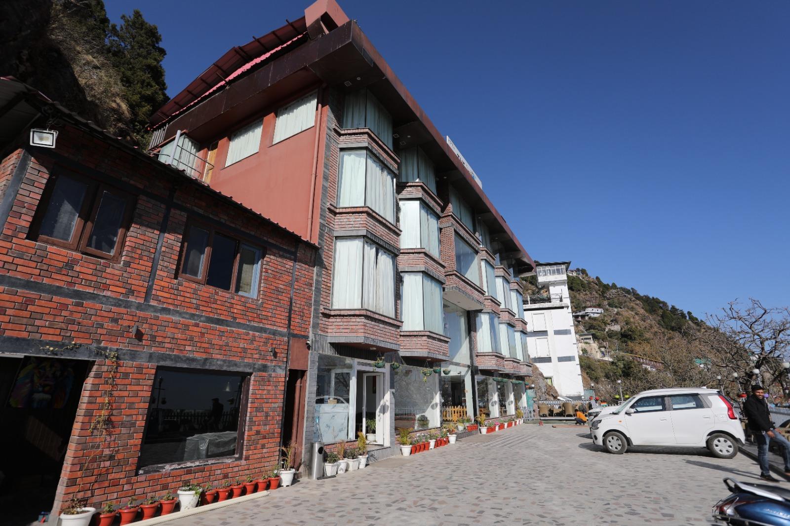 Hotel The Golden Feather – photo 4