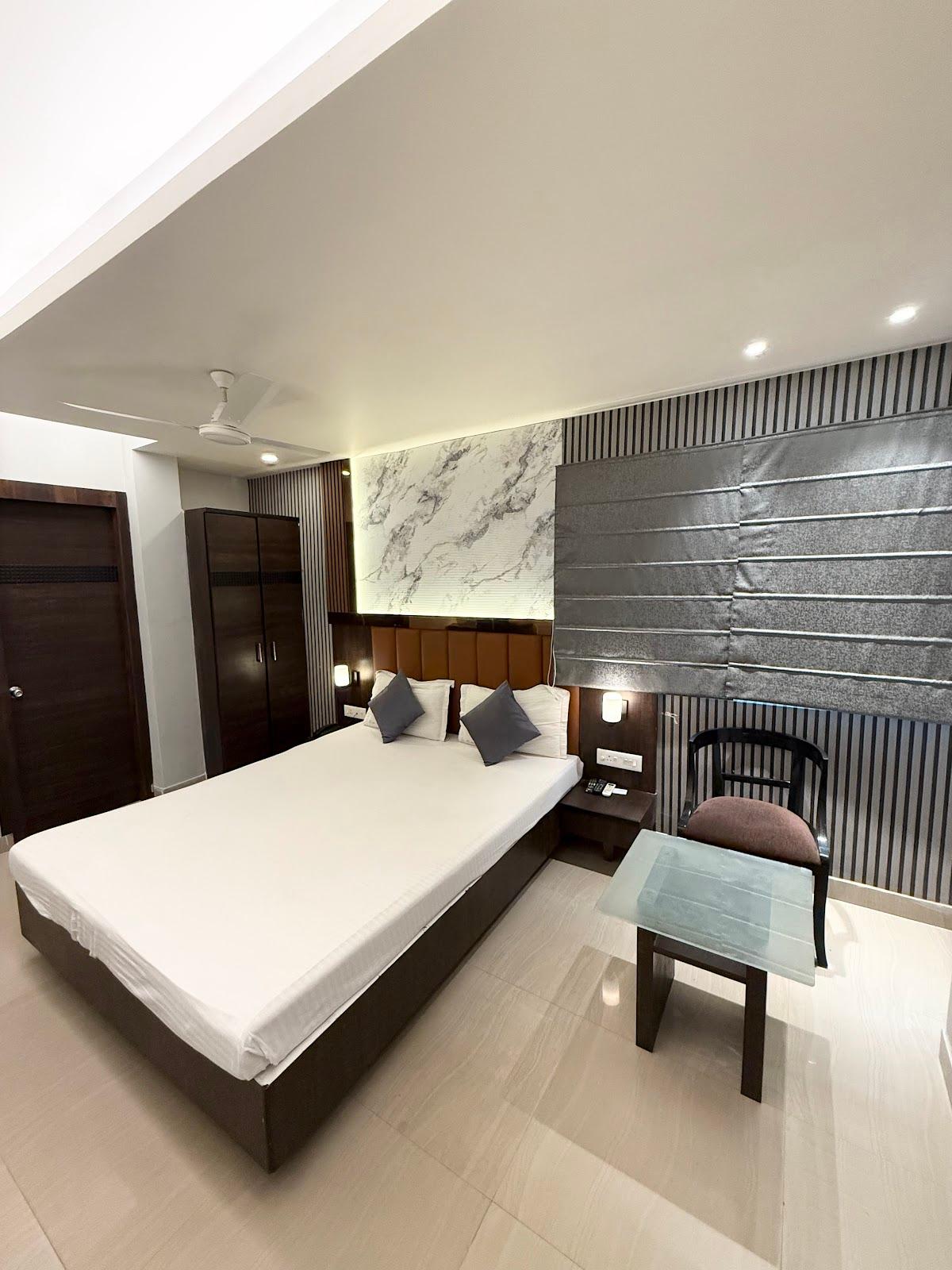 Hotel Crest Inn – photo 3