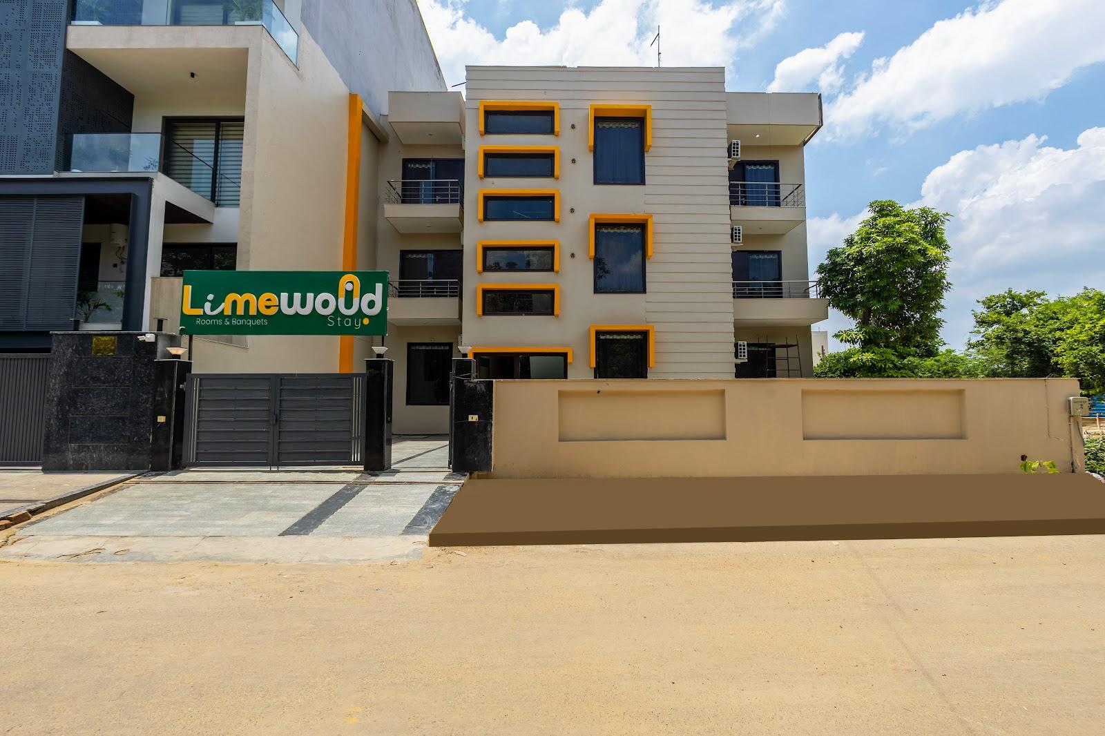 Limewood Stay Premier | Golf Course Sector 42 – photo 1