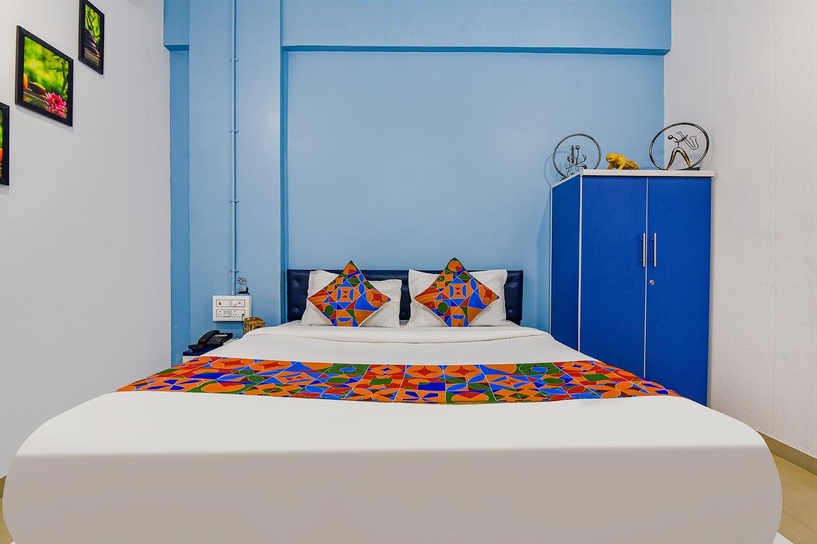 Hotel Solitaire / Collection O Hotel / OYO Rooms / Couples and family Friendly Hotel Near me / Hotel In Surat – photo 2