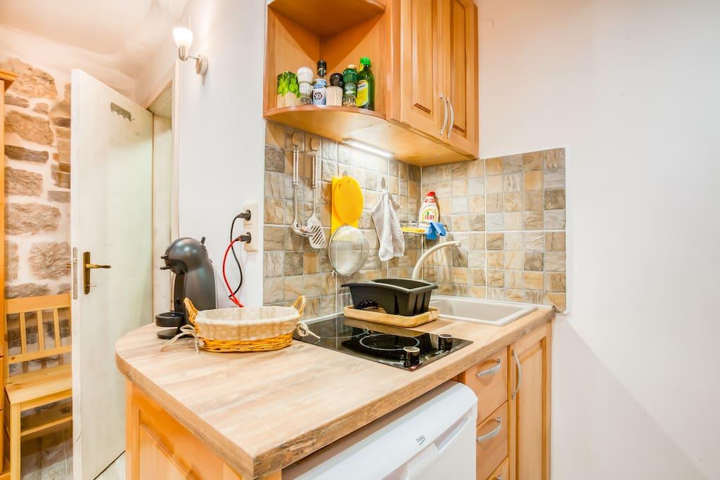 Romantic & Stylish Studio Apartment with Seaview Terrace and Antique Charm - Kotor Bagus – photo 2