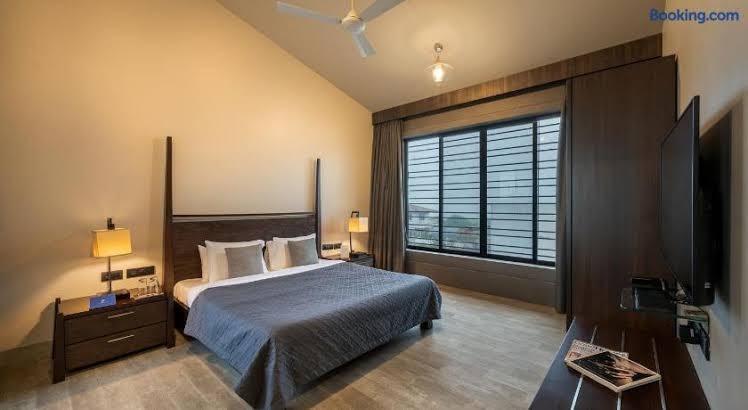 SaffronStays Three Palm Villa -7-BR villa with pool, jacuzzi, gazebo bar & lawns for celebrations in Lonavala - Entire Place – photo 2