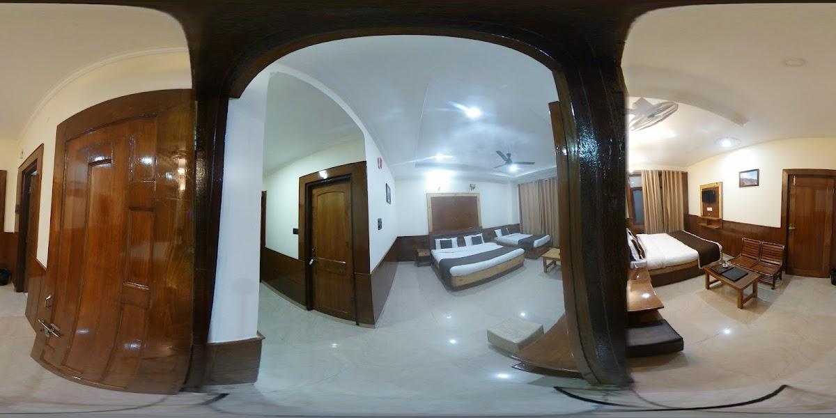 The Posh Hotel – photo 2