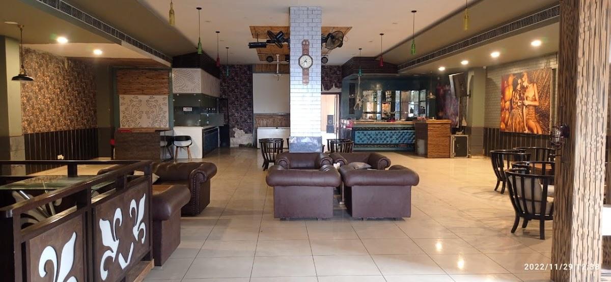 3J Hotel and Bar