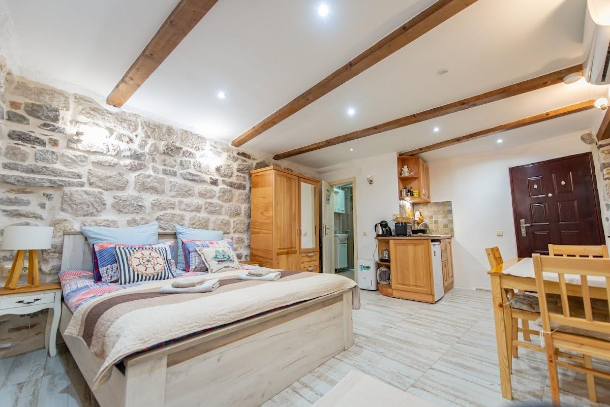 Romantic & Stylish Studio Apartment with Seaview Terrace and Antique Charm - Kotor Bagus – photo 4