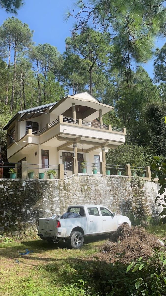StayVista at The Woods - Chail | 5 BHK Luxury Villa
