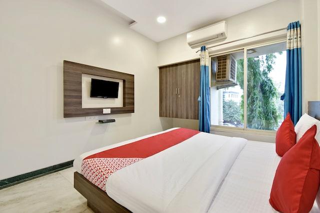 OYO 80054 Flagship Hotel Suresh Plaza