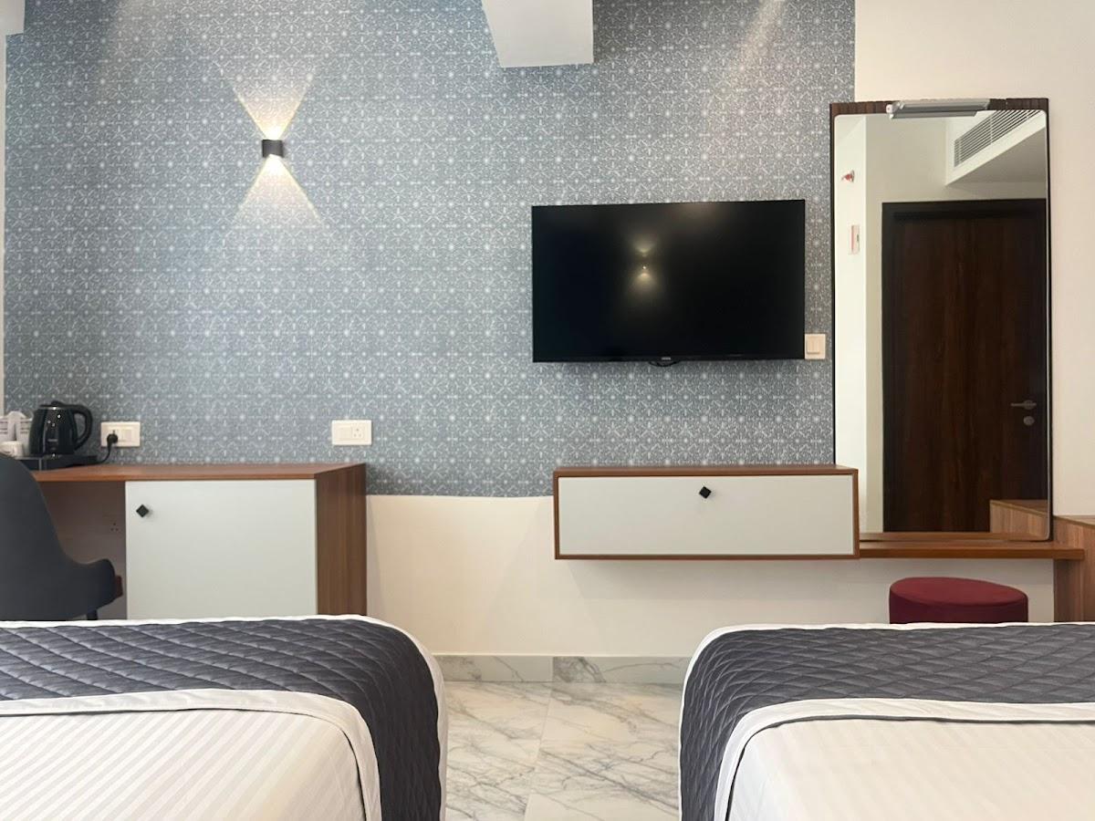 Sabu's Grand Royale Hotel – photo 3