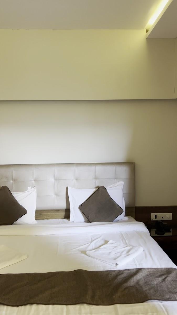 Hirkani Garden Restaurant & Lodging