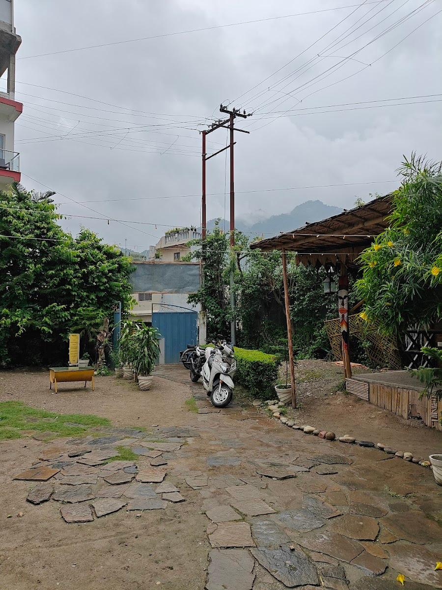 12 Monks Rishikesh | Backpacker Hostel | Music Events | Cafe | Private Rooms – photo 4