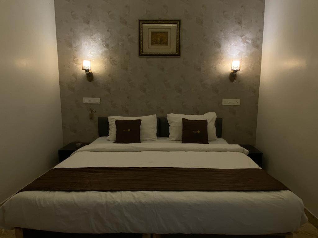 The Browns, Manish Nagar – photo 1