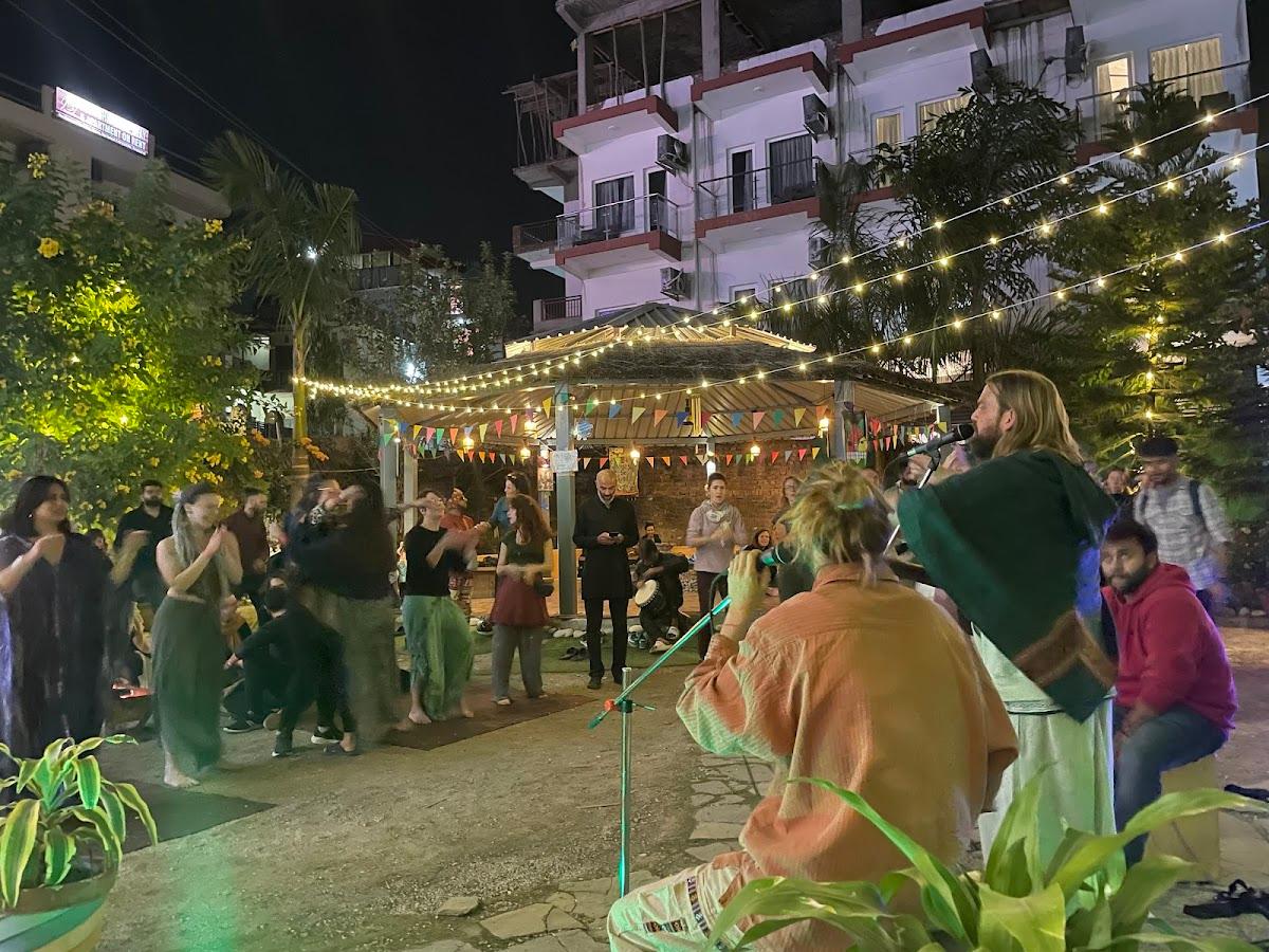 12 Monks Rishikesh | Backpacker Hostel | Music Events | Cafe | Private Rooms – photo 1