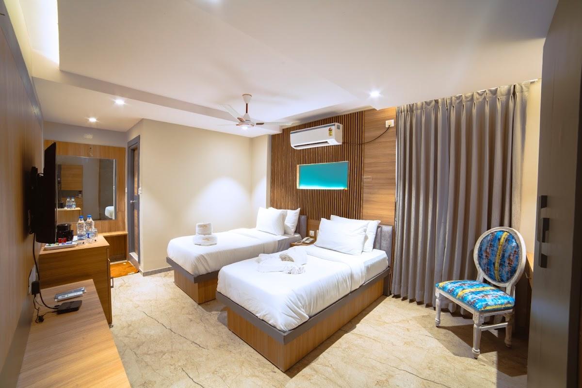 Oviya Hotels – photo 1